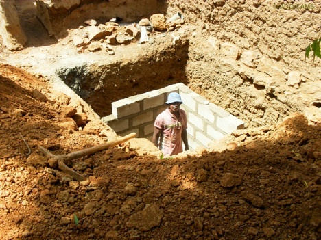 A latrine under construction in Sikoro. Photo: ©Sikoro Teriw - www.sikoro-mali.org